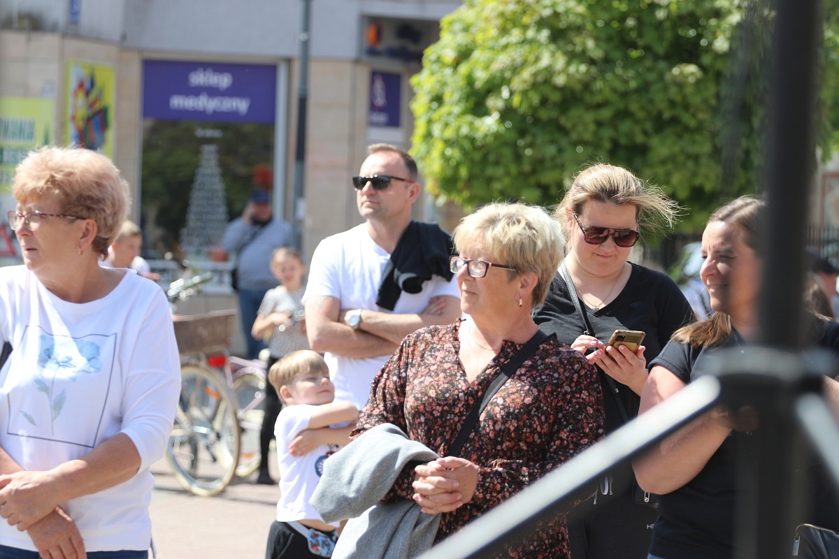 Pokaz tańców narodowych w Dzień Flagi RP [2.05.2025] - zdjęcie #87 - eOstroleka.pl