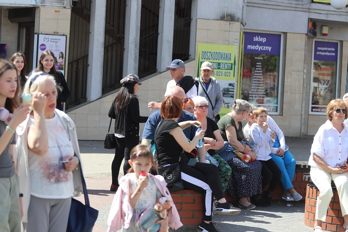 Pokaz tańców narodowych w Dzień Flagi RP [2.05.2025] - zdjęcie #69 - eOstroleka.pl