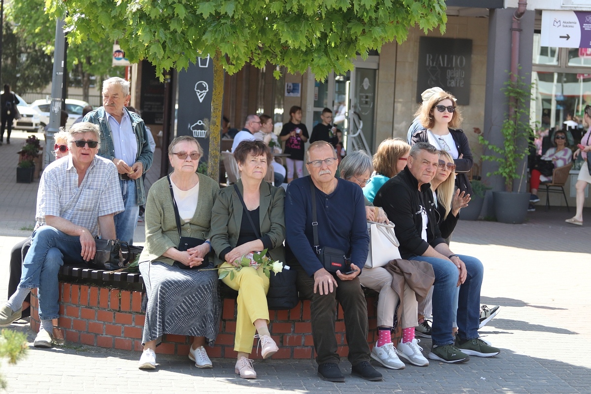 Pokaz tańców narodowych w Dzień Flagi RP [2.05.2025] - zdjęcie #67 - eOstroleka.pl