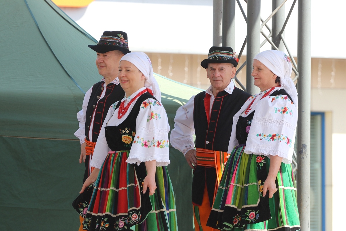 Pokaz tańców narodowych w Dzień Flagi RP [2.05.2025] - zdjęcie #59 - eOstroleka.pl