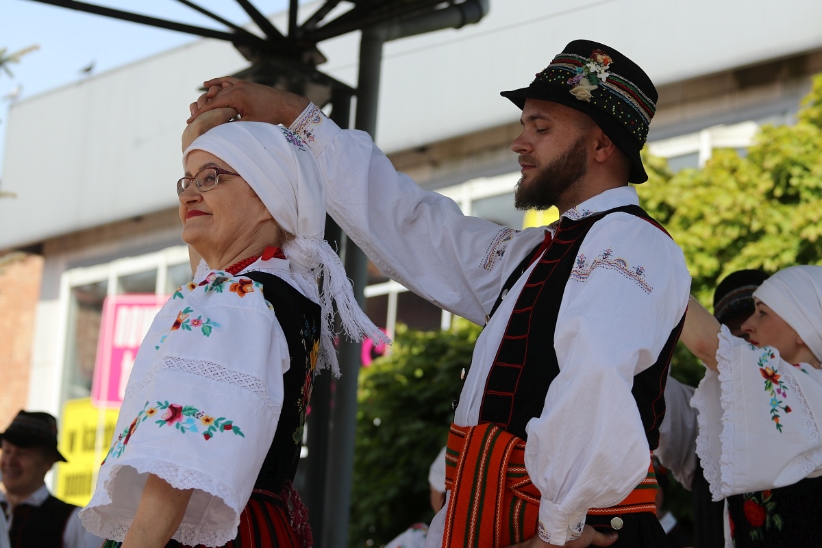 Pokaz tańców narodowych w Dzień Flagi RP [2.05.2025] - zdjęcie #57 - eOstroleka.pl