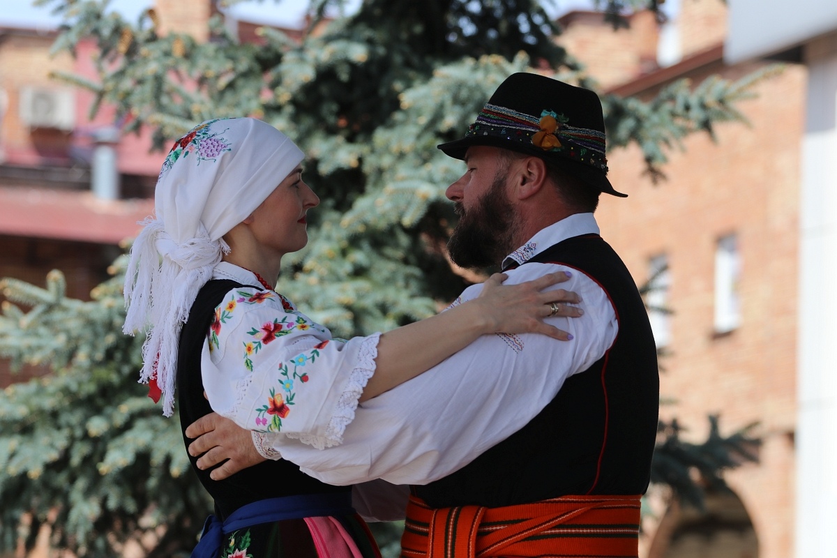 Pokaz tańców narodowych w Dzień Flagi RP [2.05.2025] - zdjęcie #51 - eOstroleka.pl
