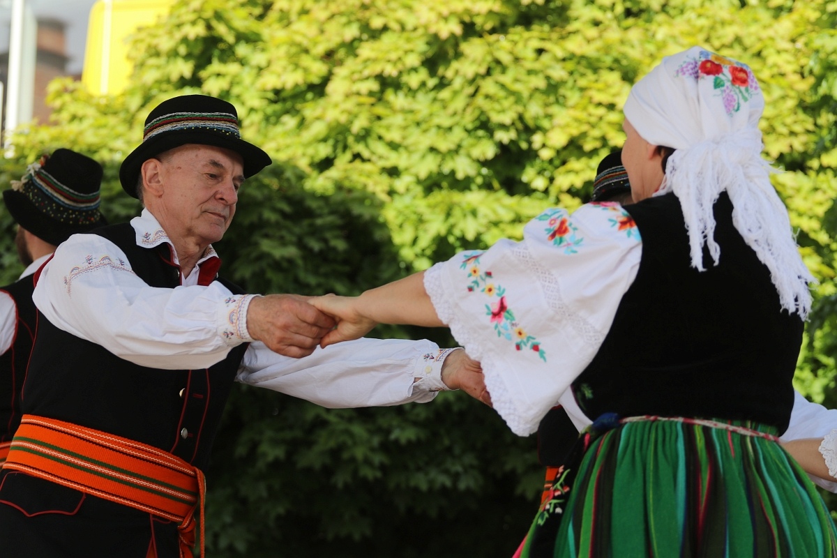 Pokaz tańców narodowych w Dzień Flagi RP [2.05.2025] - zdjęcie #49 - eOstroleka.pl