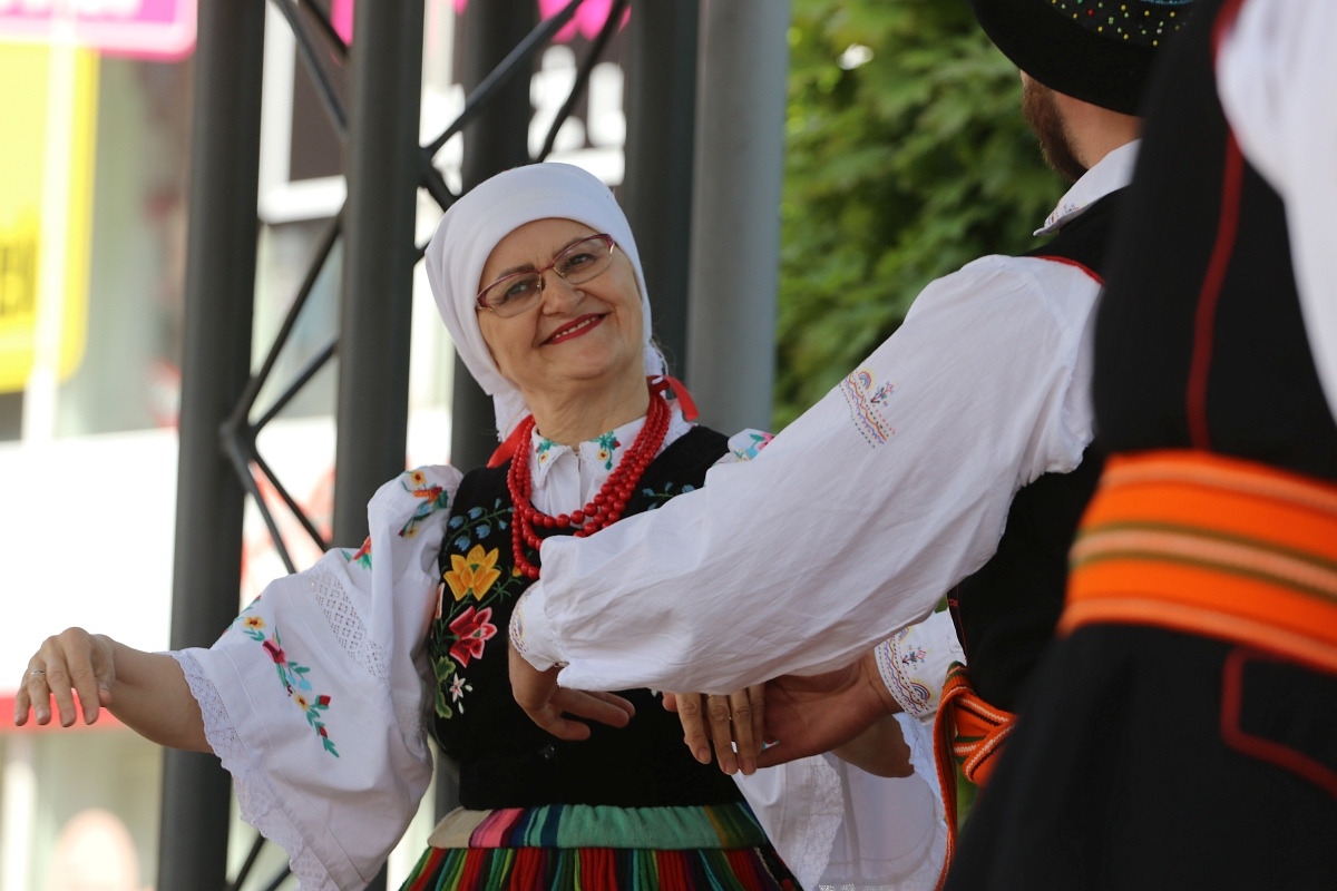 Pokaz tańców narodowych w Dzień Flagi RP [2.05.2025] - zdjęcie #47 - eOstroleka.pl