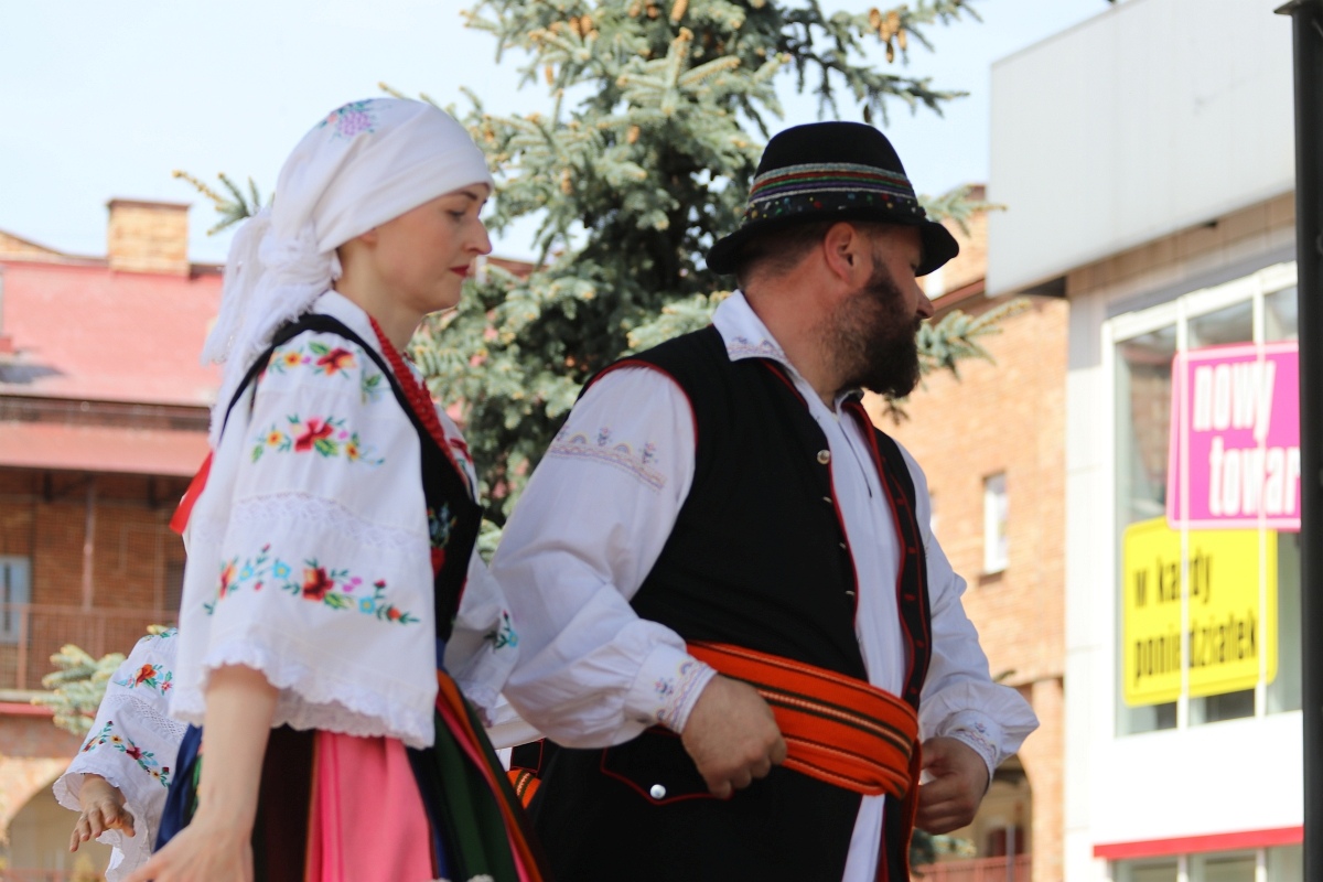 Pokaz tańców narodowych w Dzień Flagi RP [2.05.2025] - zdjęcie #45 - eOstroleka.pl