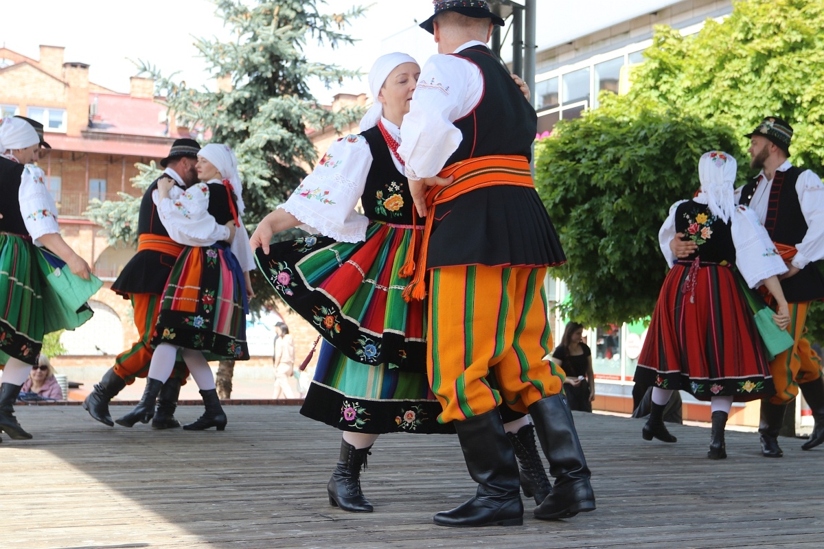 Pokaz tańców narodowych w Dzień Flagi RP [2.05.2025] - zdjęcie #43 - eOstroleka.pl