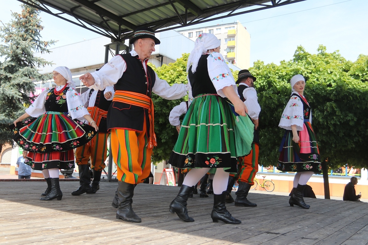 Pokaz tańców narodowych w Dzień Flagi RP [2.05.2025] - zdjęcie #27 - eOstroleka.pl