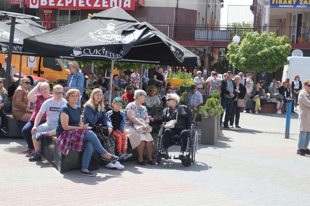 Pokaz tańców narodowych w Dzień Flagi RP [2.05.2025] - zdjęcie #21 - eOstroleka.pl
