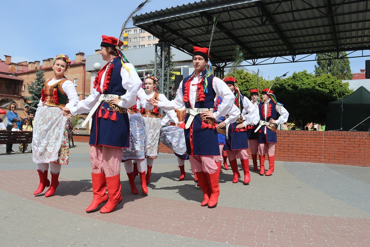 Pokaz tańców narodowych w Dzień Flagi RP [2.05.2025] - zdjęcie #12 - eOstroleka.pl