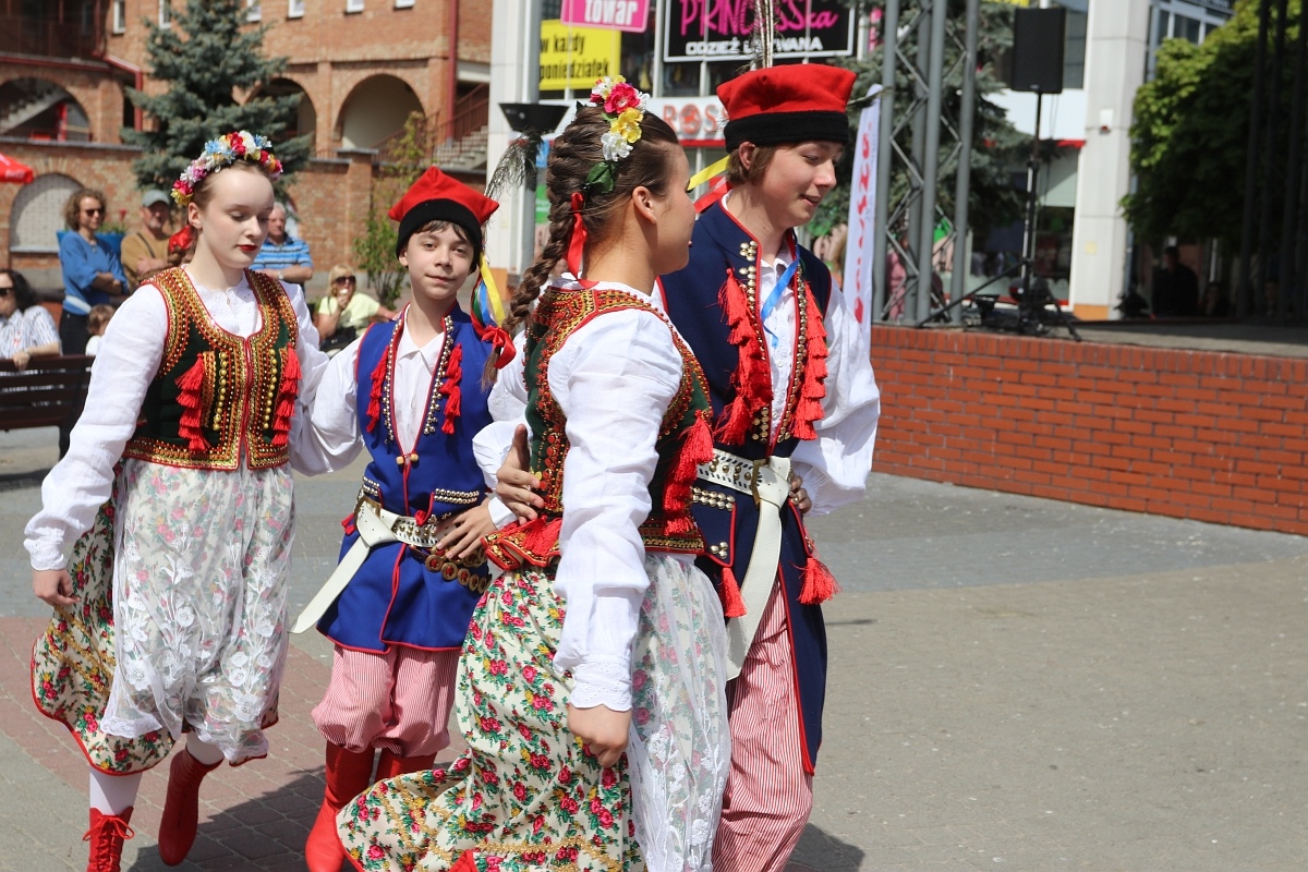 Pokaz tańców narodowych w Dzień Flagi RP [2.05.2025] - zdjęcie #10 - eOstroleka.pl