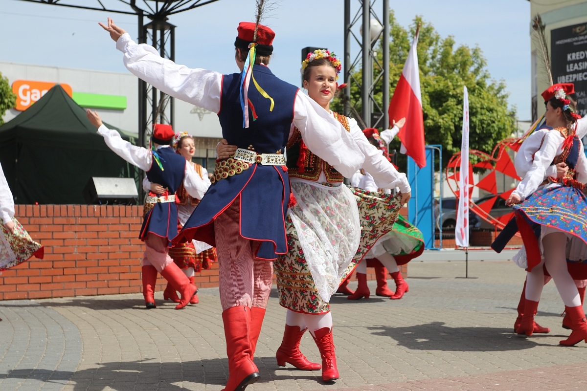 Pokaz tańców narodowych w Dzień Flagi RP [2.05.2025] - zdjęcie #3 - eOstroleka.pl