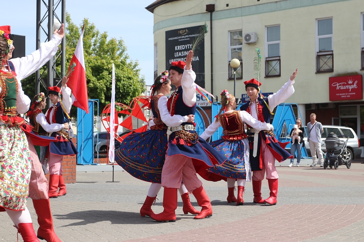 Pokaz tańców narodowych w Dzień Flagi RP [2.05.2025] - zdjęcie #2 - eOstroleka.pl