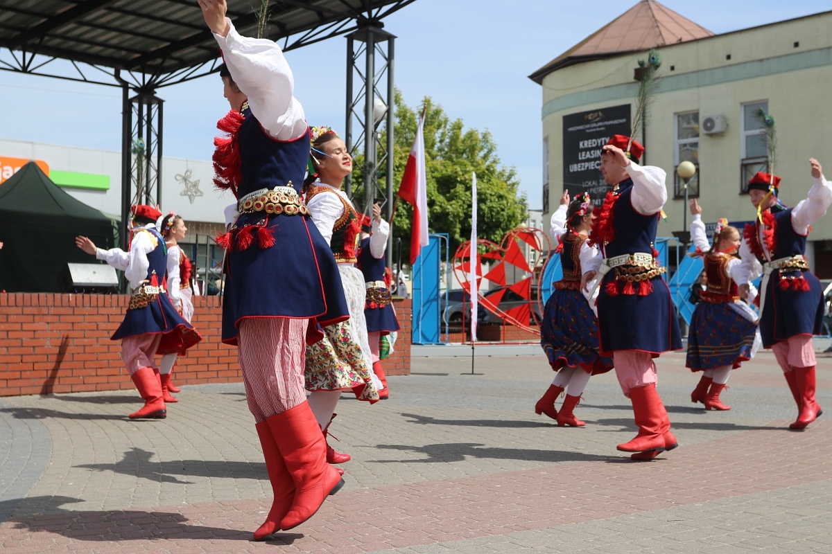 Pokaz tańców narodowych w Dzień Flagi RP [2.05.2025] - zdjęcie #86 - eOstroleka.pl