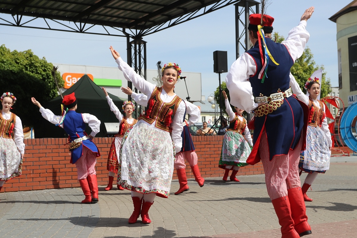 Pokaz tańców narodowych w Dzień Flagi RP [2.05.2025] - zdjęcie #82 - eOstroleka.pl