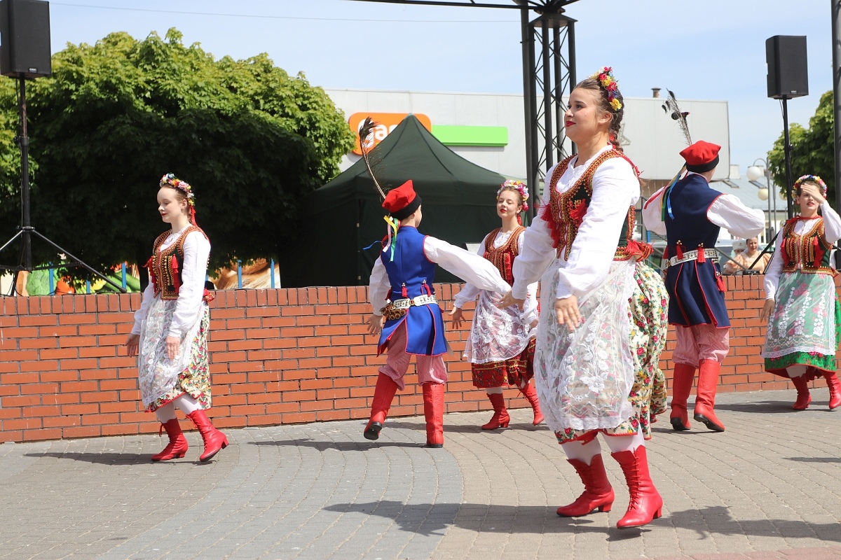 Pokaz tańców narodowych w Dzień Flagi RP [2.05.2025] - zdjęcie #80 - eOstroleka.pl