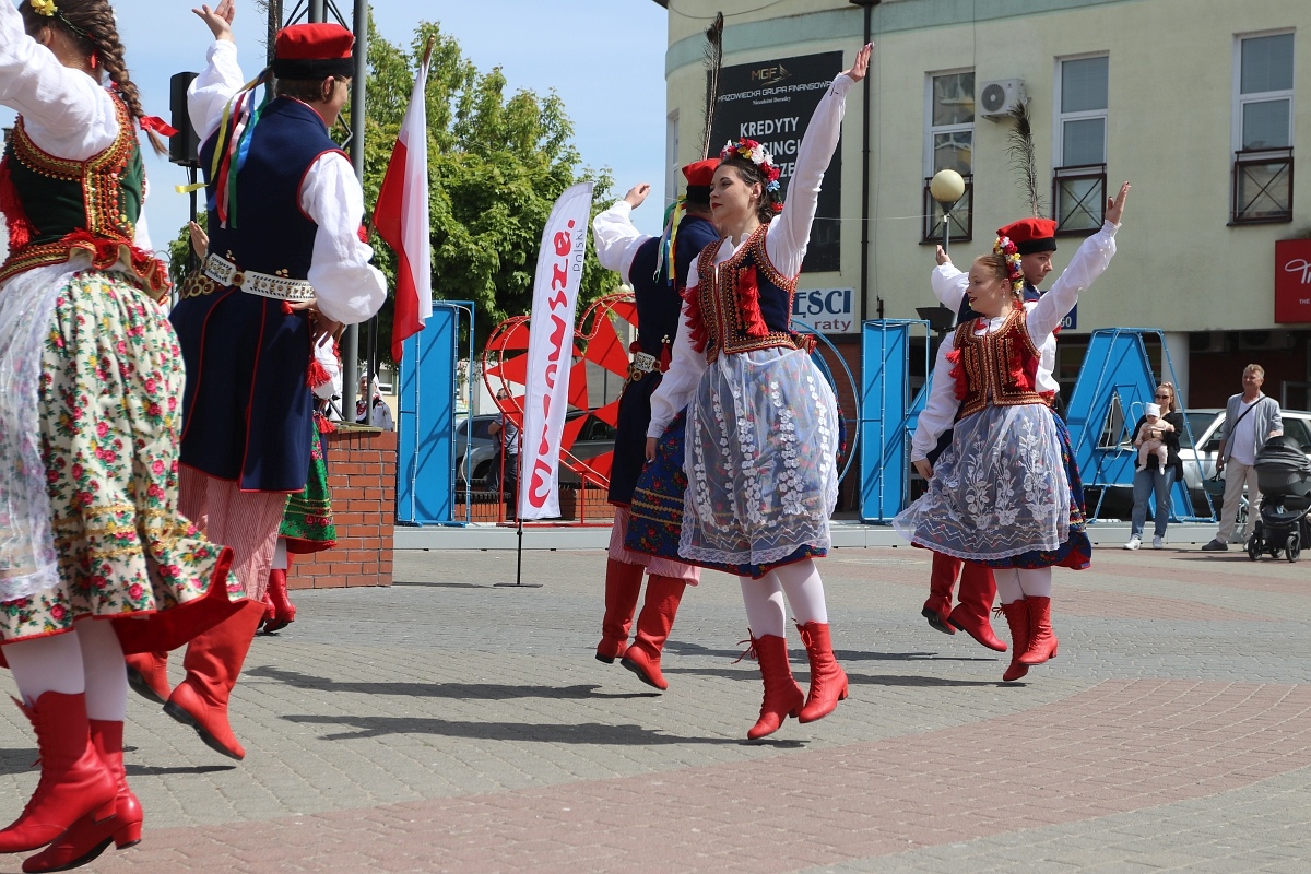 Pokaz tańców narodowych w Dzień Flagi RP [2.05.2025] - zdjęcie #78 - eOstroleka.pl