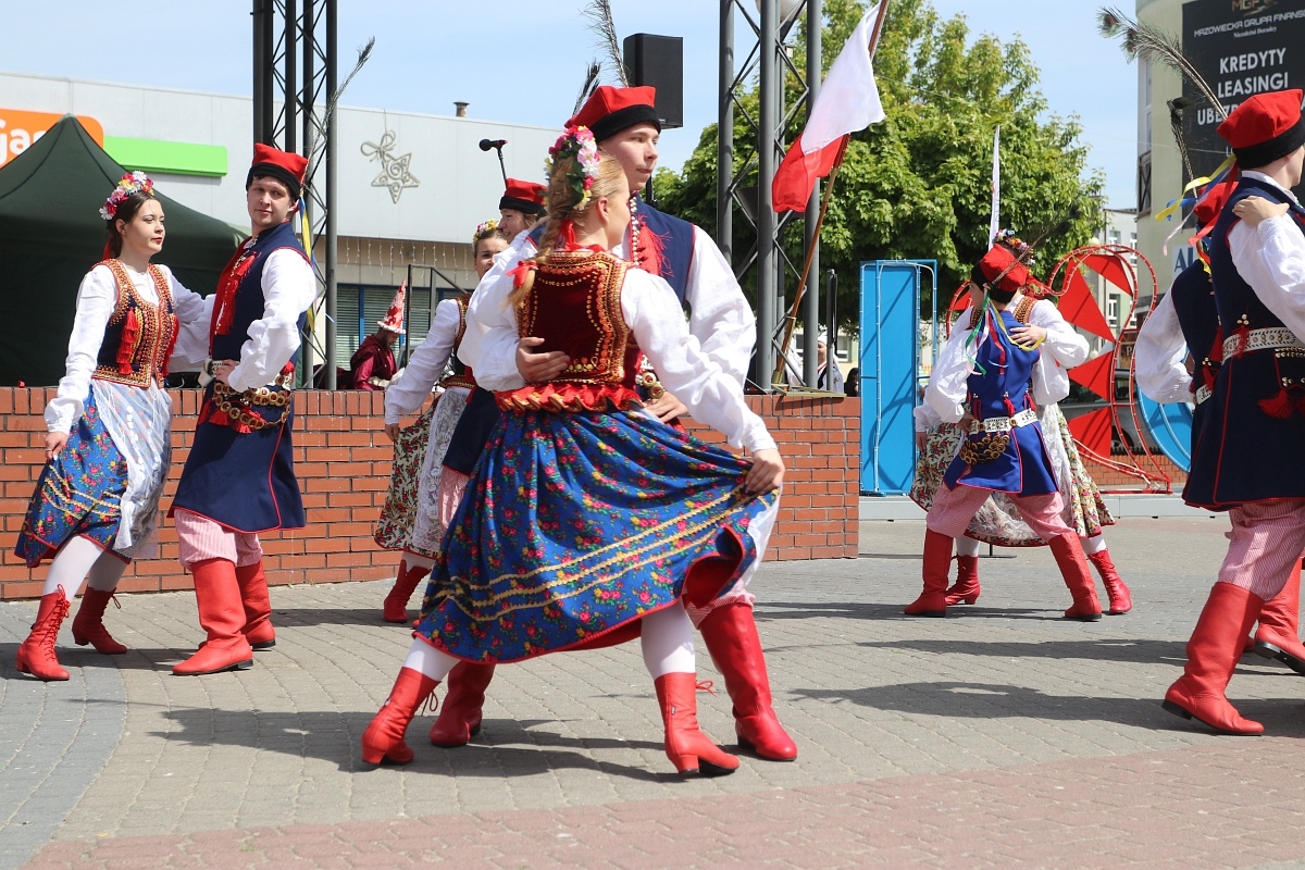 Pokaz tańców narodowych w Dzień Flagi RP [2.05.2025] - zdjęcie #72 - eOstroleka.pl