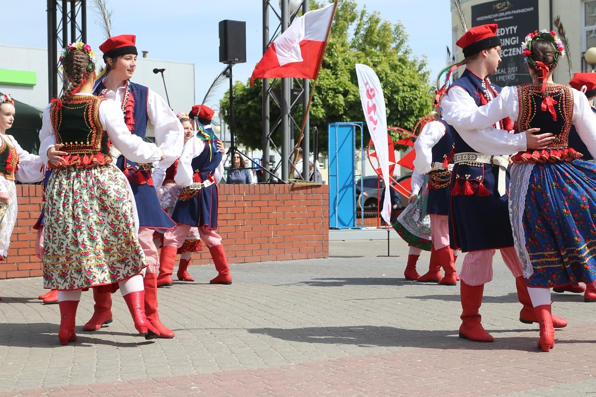 Pokaz tańców narodowych w Dzień Flagi RP [2.05.2025] - zdjęcie #70 - eOstroleka.pl