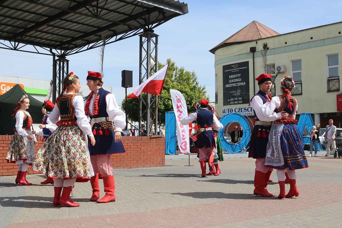 Pokaz tańców narodowych w Dzień Flagi RP [2.05.2025] - zdjęcie #68 - eOstroleka.pl