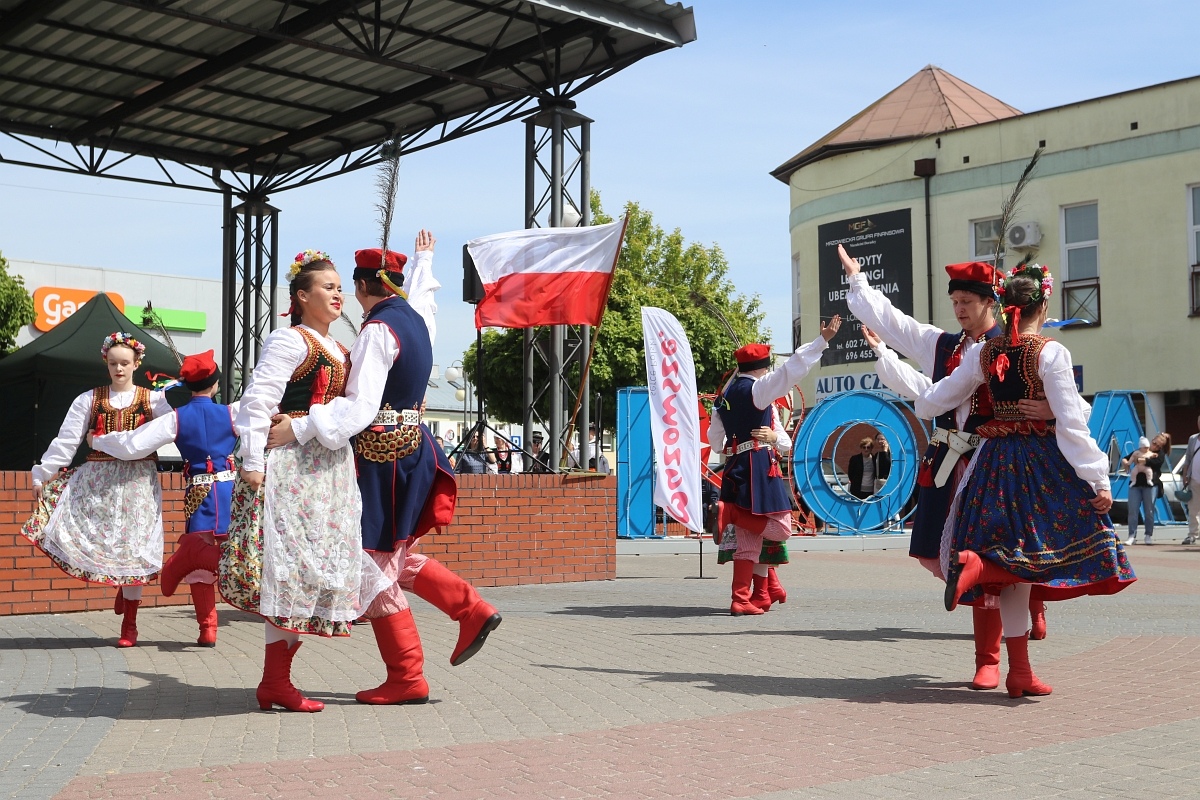 Pokaz tańców narodowych w Dzień Flagi RP [2.05.2025] - zdjęcie #66 - eOstroleka.pl
