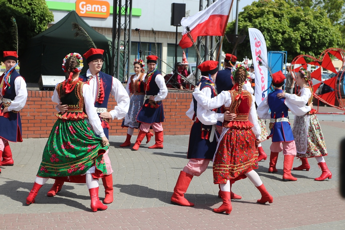 Pokaz tańców narodowych w Dzień Flagi RP [2.05.2025] - zdjęcie #64 - eOstroleka.pl