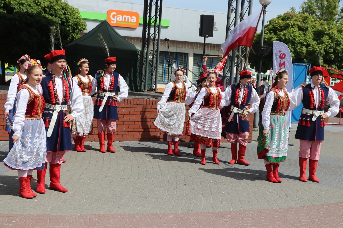 Pokaz tańców narodowych w Dzień Flagi RP [2.05.2025] - zdjęcie #62 - eOstroleka.pl