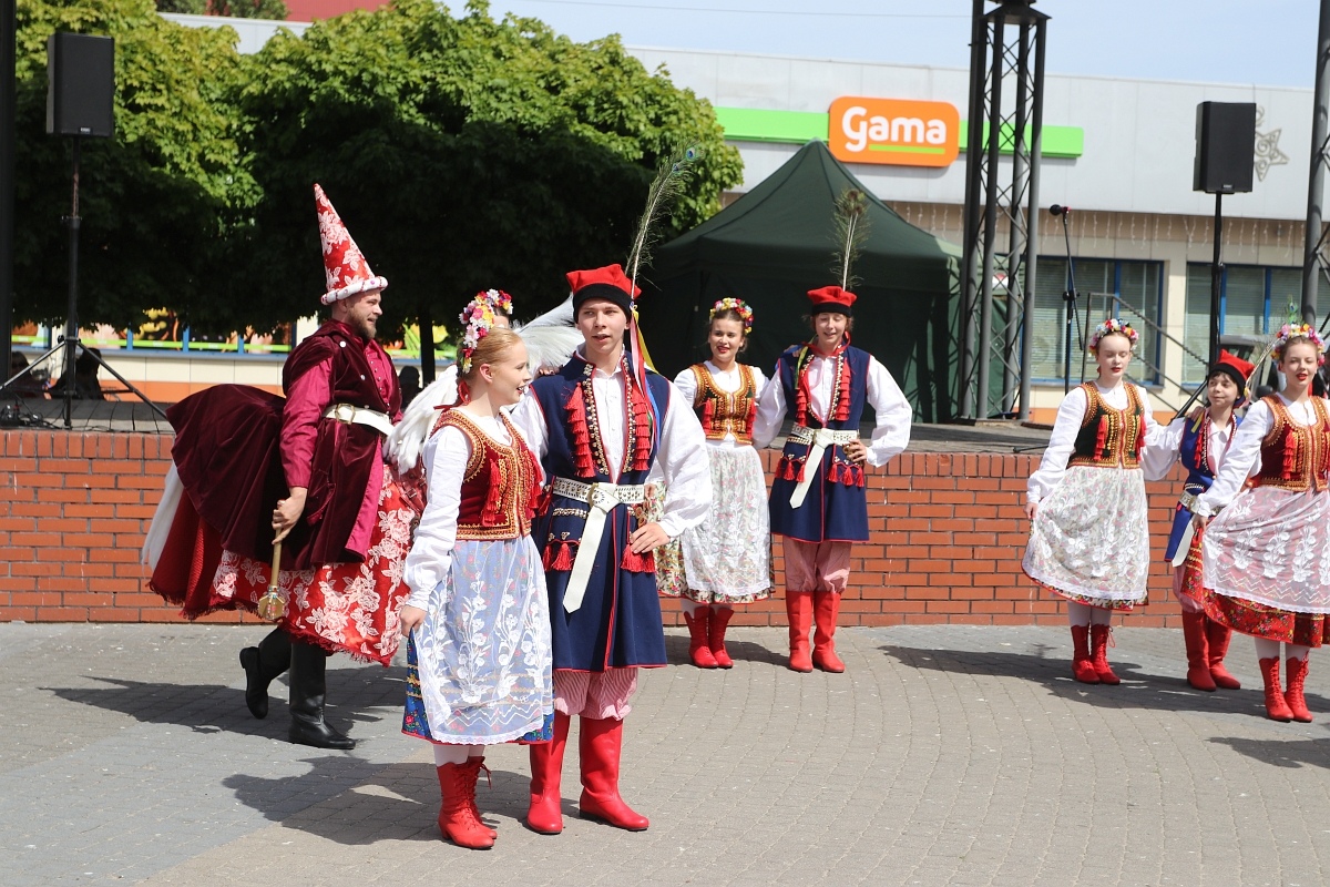 Pokaz tańców narodowych w Dzień Flagi RP [2.05.2025] - zdjęcie #60 - eOstroleka.pl