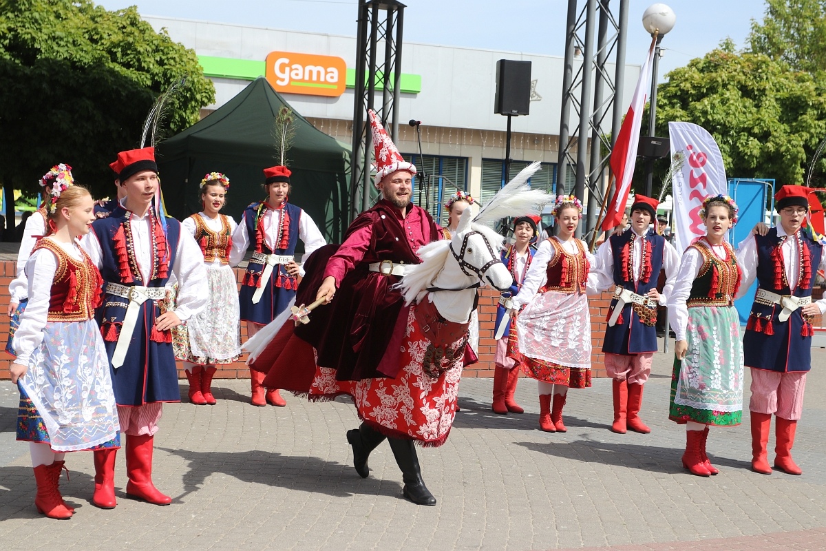 Pokaz tańców narodowych w Dzień Flagi RP [2.05.2025] - zdjęcie #58 - eOstroleka.pl