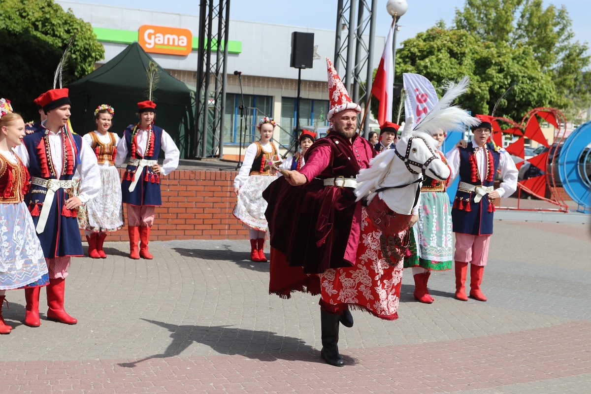Pokaz tańców narodowych w Dzień Flagi RP [2.05.2025] - zdjęcie #56 - eOstroleka.pl