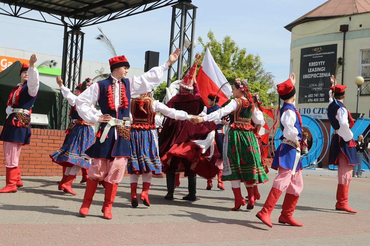 Pokaz tańców narodowych w Dzień Flagi RP [2.05.2025] - zdjęcie #50 - eOstroleka.pl