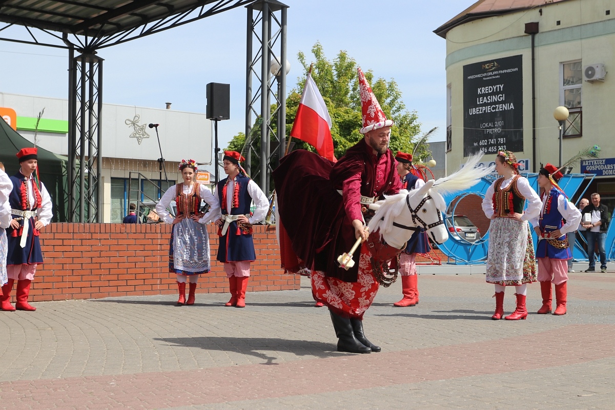 Pokaz tańców narodowych w Dzień Flagi RP [2.05.2025] - zdjęcie #48 - eOstroleka.pl