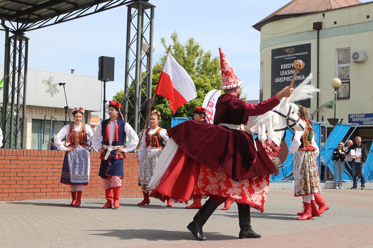 Pokaz tańców narodowych w Dzień Flagi RP [2.05.2025] - zdjęcie #46 - eOstroleka.pl