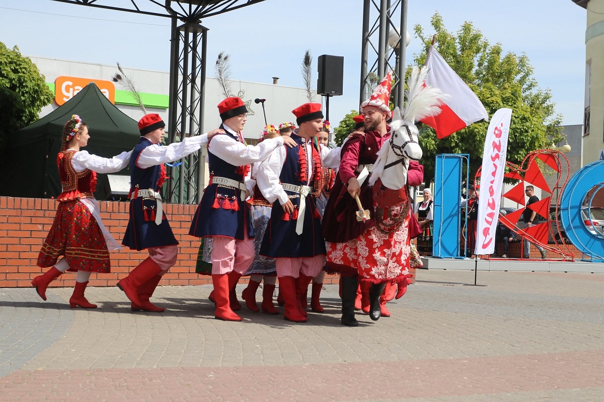 Pokaz tańców narodowych w Dzień Flagi RP [2.05.2025] - zdjęcie #42 - eOstroleka.pl