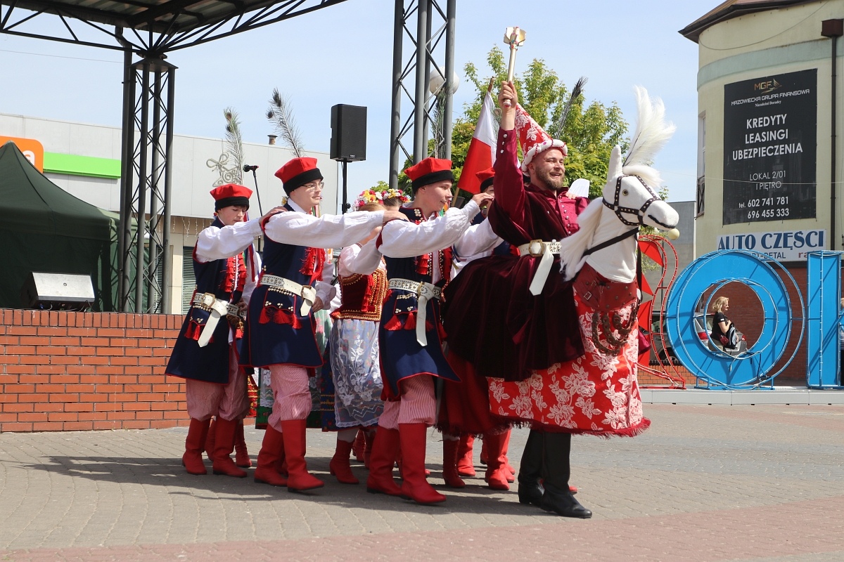 Pokaz tańców narodowych w Dzień Flagi RP [2.05.2025] - zdjęcie #40 - eOstroleka.pl