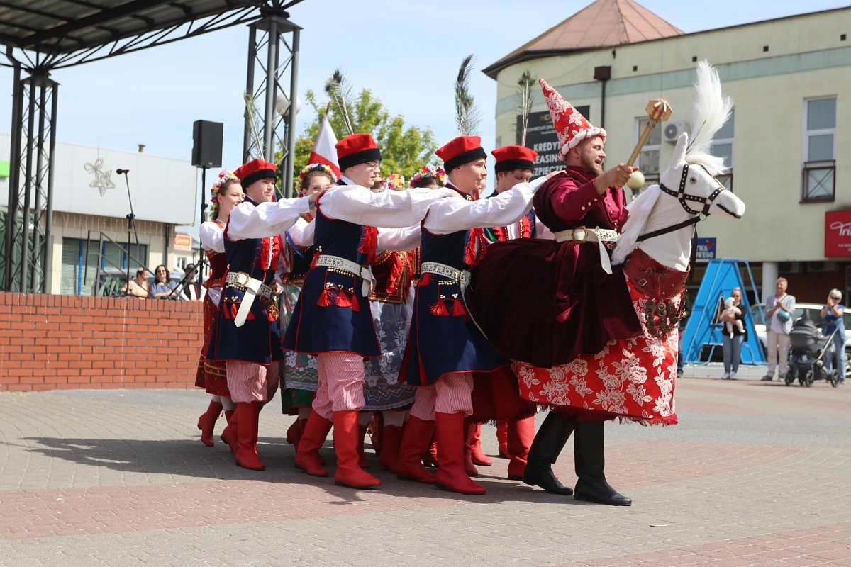 Pokaz tańców narodowych w Dzień Flagi RP [2.05.2025] - zdjęcie #38 - eOstroleka.pl