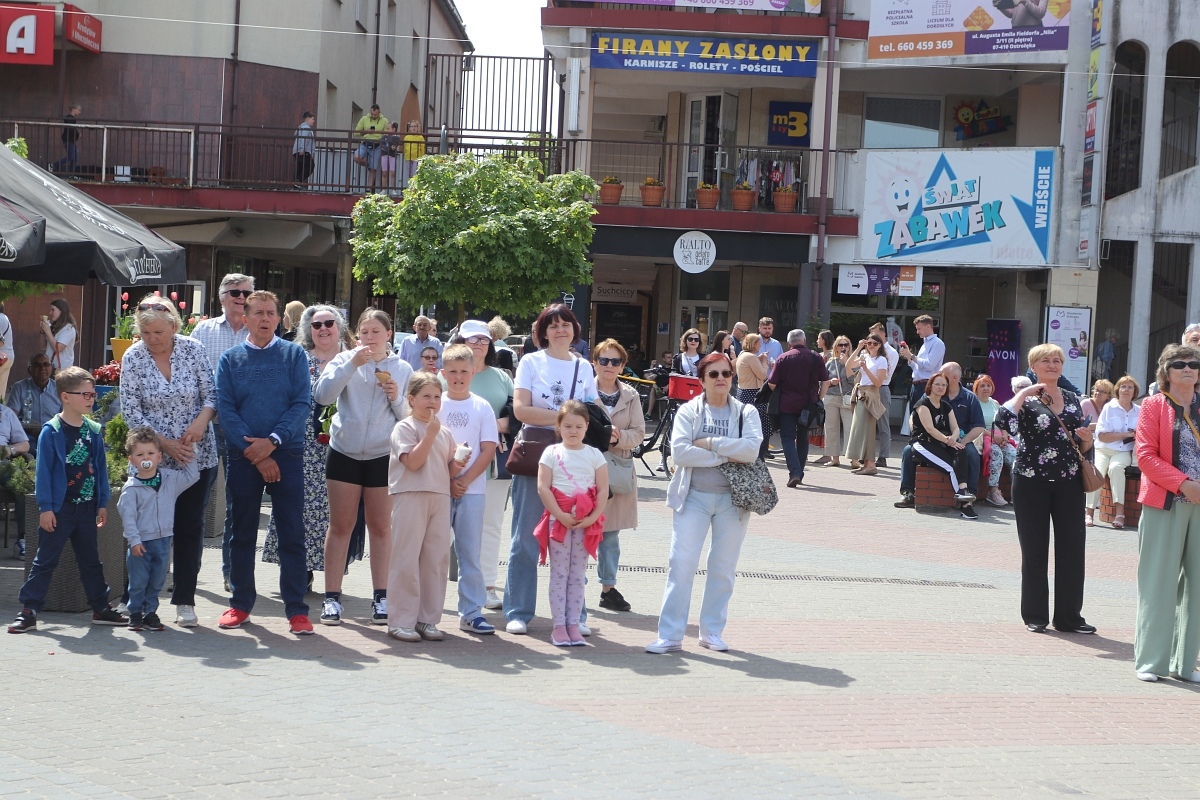 Pokaz tańców narodowych w Dzień Flagi RP [2.05.2025] - zdjęcie #34 - eOstroleka.pl