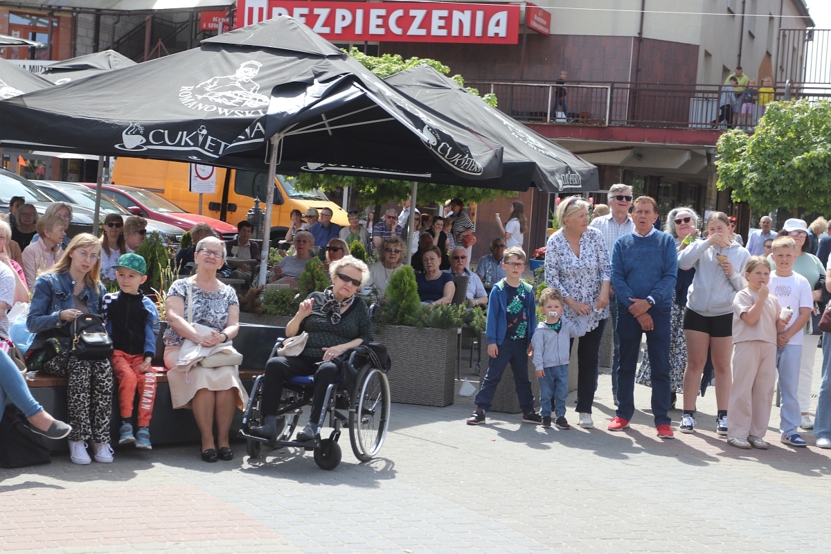 Pokaz tańców narodowych w Dzień Flagi RP [2.05.2025] - zdjęcie #32 - eOstroleka.pl
