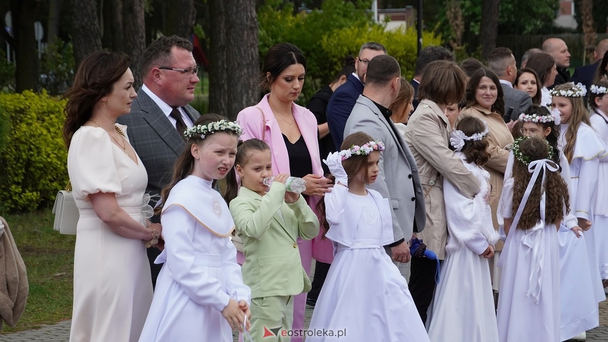 I Komunia Święta w parafii pw. Zbawiciela Świata [4.05.2025] - zdjęcie #155 - eOstroleka.pl