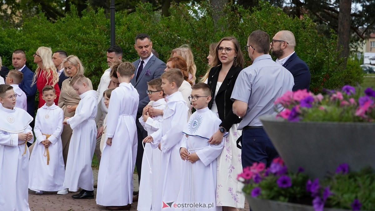 I Komunia Święta w parafii pw. Zbawiciela Świata [4.05.2025] - zdjęcie #154 - eOstroleka.pl