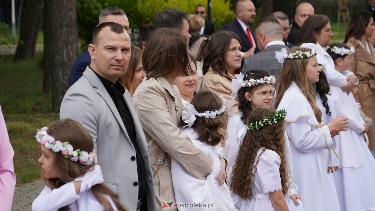 I Komunia Święta w parafii pw. Zbawiciela Świata [4.05.2025] - zdjęcie #153 - eOstroleka.pl