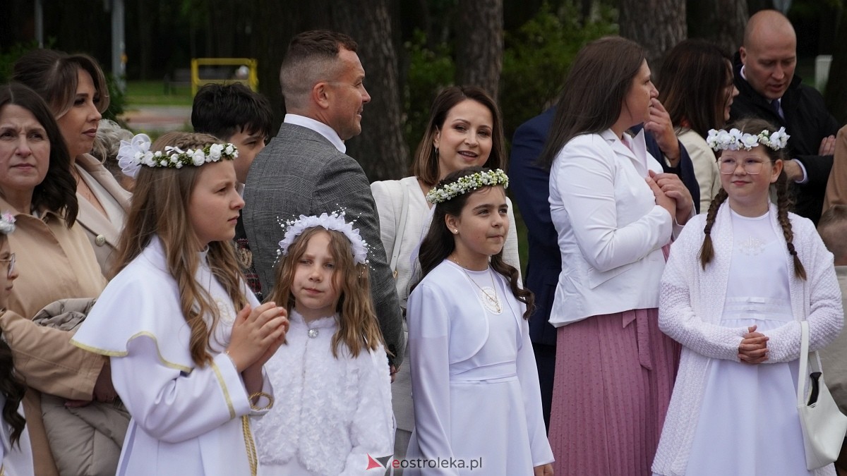I Komunia Święta w parafii pw. Zbawiciela Świata [4.05.2025] - zdjęcie #148 - eOstroleka.pl