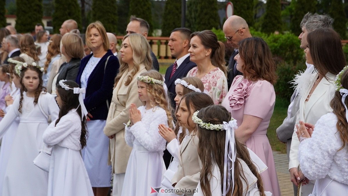 I Komunia Święta w parafii pw. Zbawiciela Świata [4.05.2025] - zdjęcie #130 - eOstroleka.pl