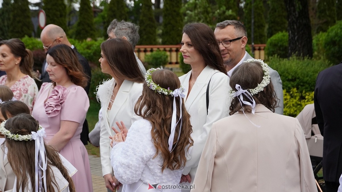 I Komunia Święta w parafii pw. Zbawiciela Świata [4.05.2025] - zdjęcie #129 - eOstroleka.pl