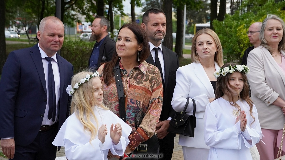 I Komunia Święta w parafii pw. Zbawiciela Świata [4.05.2025] - zdjęcie #125 - eOstroleka.pl