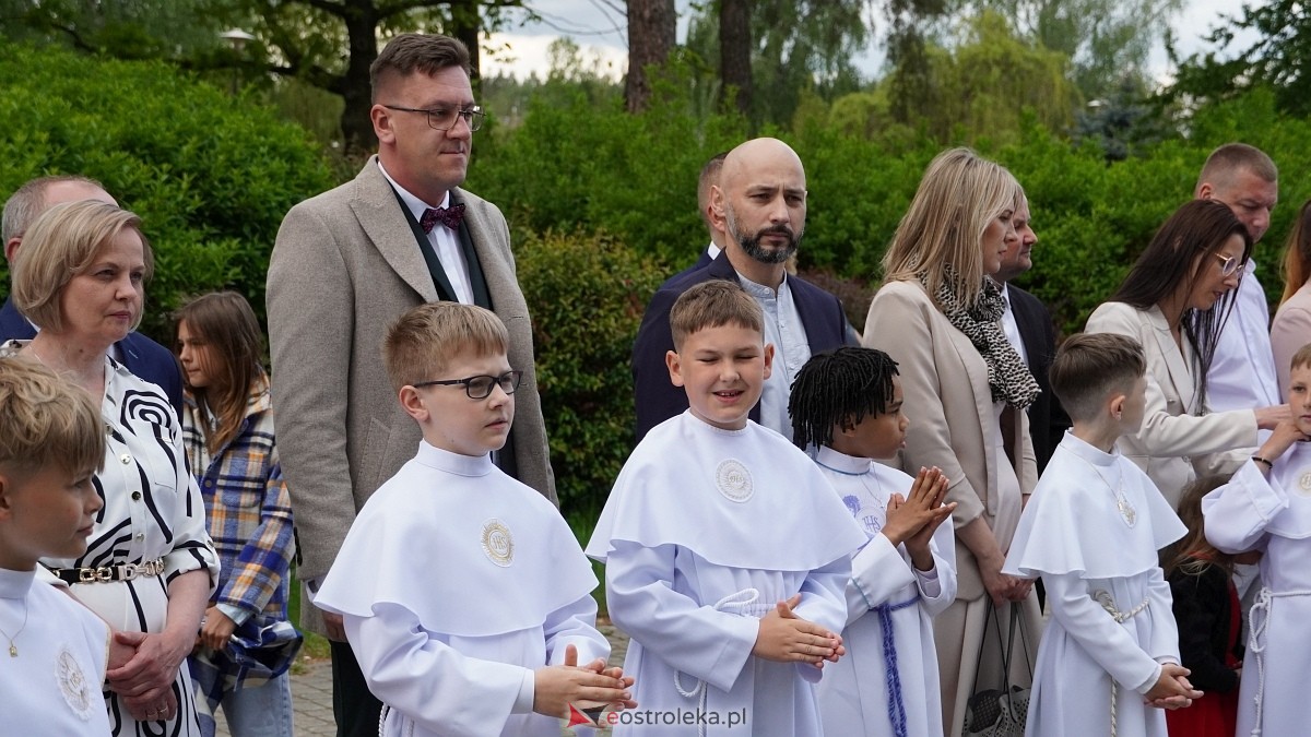 I Komunia Święta w parafii pw. Zbawiciela Świata [4.05.2025] - zdjęcie #123 - eOstroleka.pl
