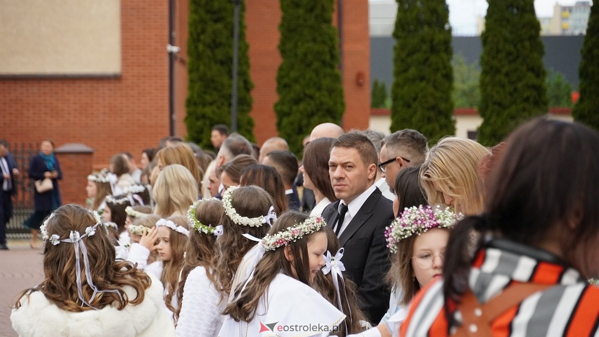 I Komunia Święta w parafii pw. Zbawiciela Świata [4.05.2025] - zdjęcie #121 - eOstroleka.pl
