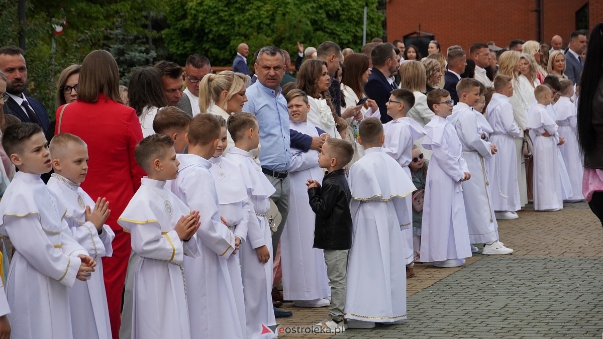 I Komunia Święta w parafii pw. Zbawiciela Świata [4.05.2025] - zdjęcie #119 - eOstroleka.pl