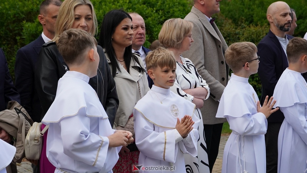 I Komunia Święta w parafii pw. Zbawiciela Świata [4.05.2025] - zdjęcie #117 - eOstroleka.pl