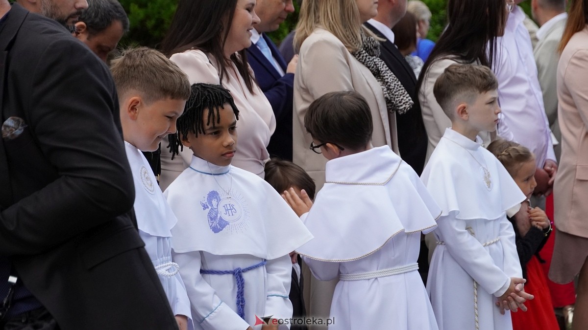 I Komunia Święta w parafii pw. Zbawiciela Świata [4.05.2025] - zdjęcie #115 - eOstroleka.pl