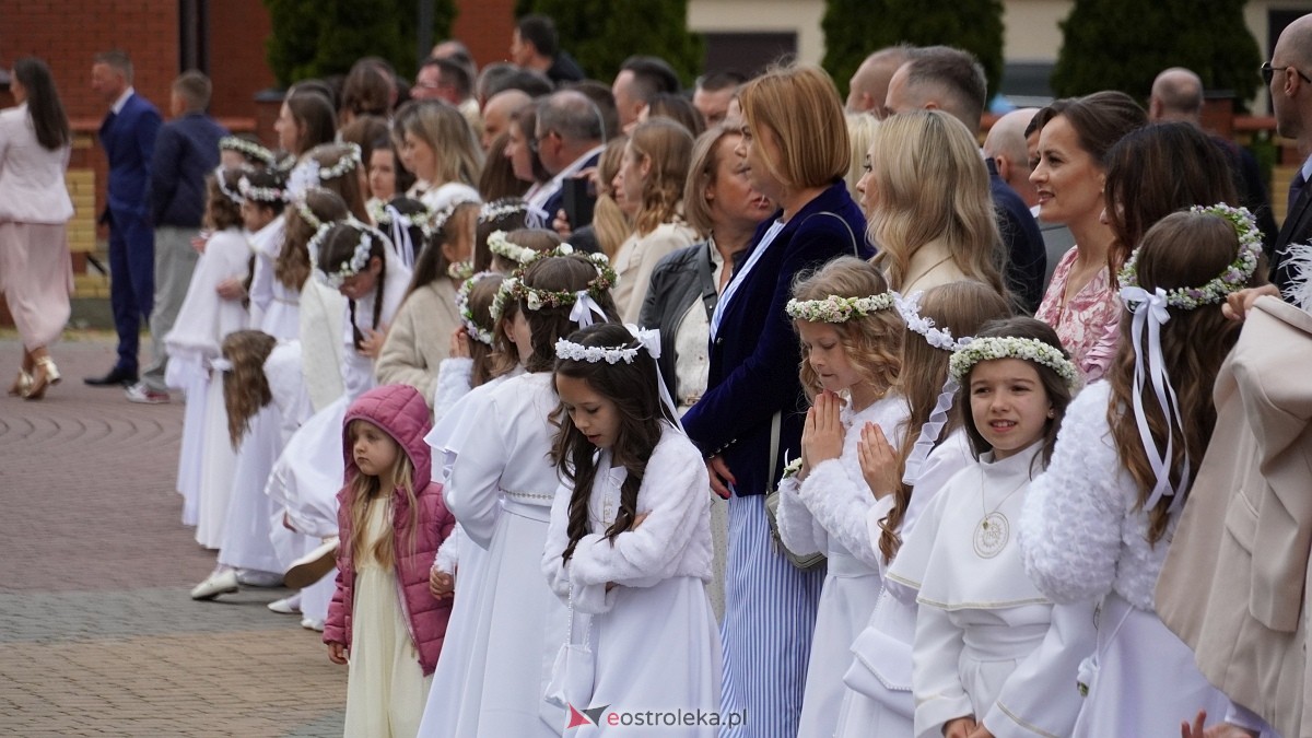 I Komunia Święta w parafii pw. Zbawiciela Świata [4.05.2025] - zdjęcie #114 - eOstroleka.pl